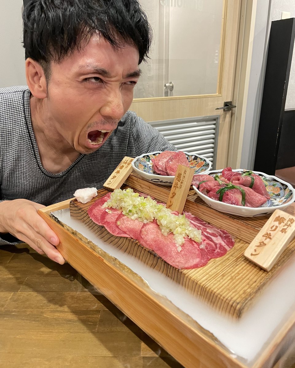 牛タンの盛り合わせに、口を大きく開けて迫る石村侑二