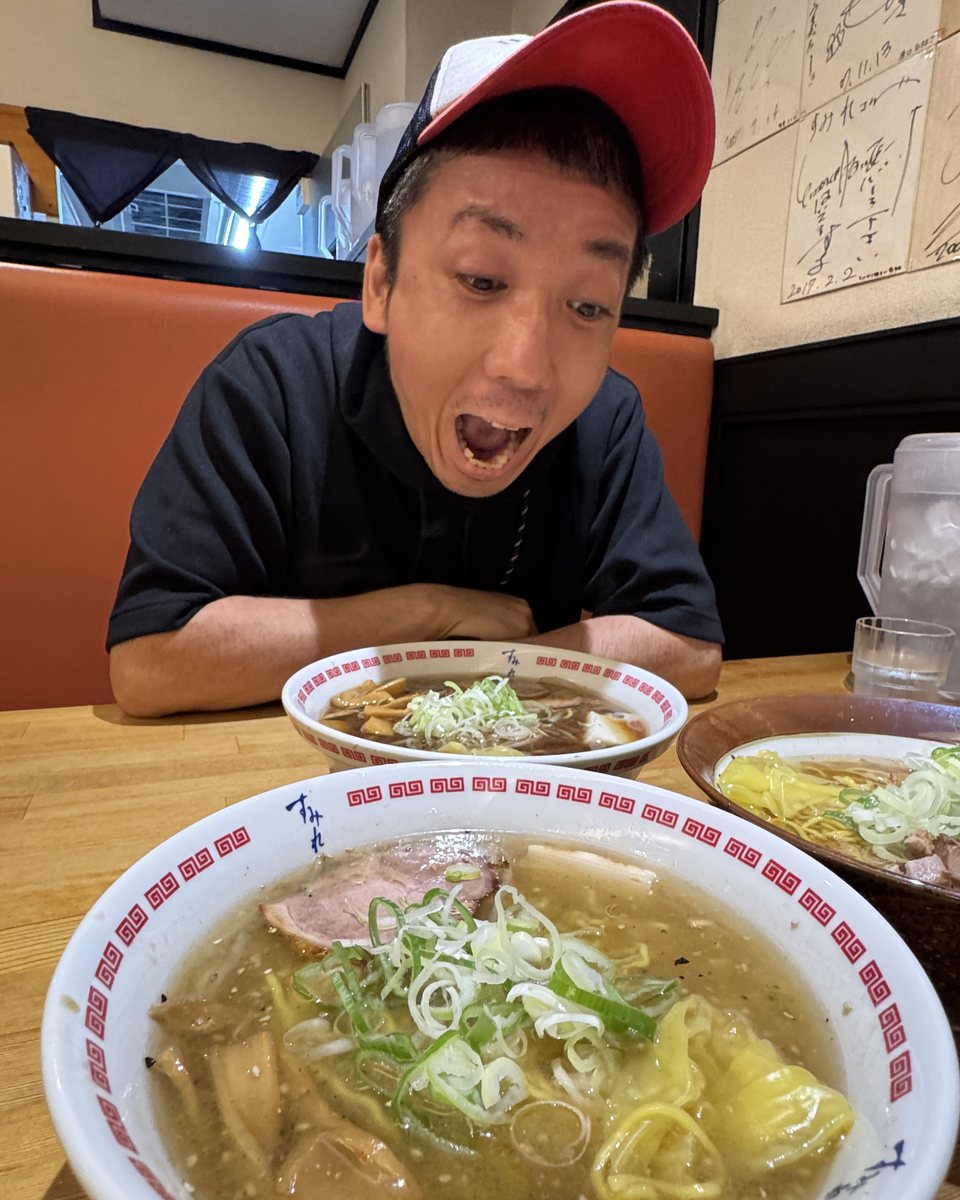 ラーメンの丼を前に、赤い帽子で口を開けて驚く石村侑二